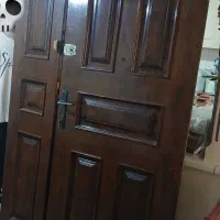 درب ورودی چوبی با قفل و دستگیره