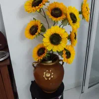 گلدان و گل مصنوعی