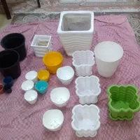 تعدادی گلدان پلاستیکی و سفالی