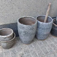 تعدادی گلدان سفالی طوسی