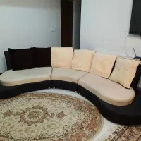 مبل لوبیایی شکل با میز گرد وسط