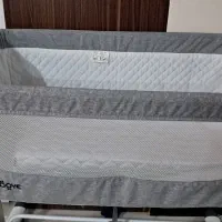 تخت کنار مادر