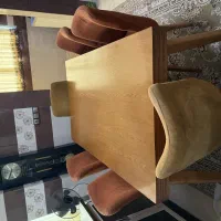 میز نهار  خوری  تخف دارد