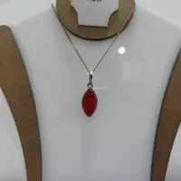 مدال نقره نگین بادامی قرمز کد ۶۱۸