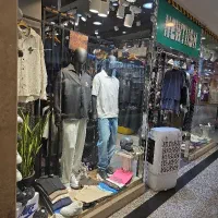 فروشنده بوتیک مردانه