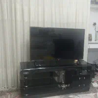 میز تلویزیون شیشه ای در حد نو
