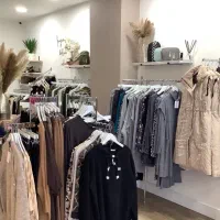 به چند خانوم‌مدل ادیمین  فروشنده