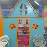 مربی خانه بازی مجتمع خرید کنزالمال