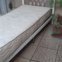 تخت فلزی