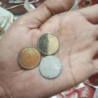 یک تعداد سکه پول بایک مهربرنجی قدیمی دارم