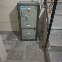 گاوصندوق سنگین وزن  و صندلی انتظار و مانیتور