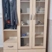 کتابخانه و جا لباسی