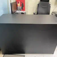 میز مدیریت به همراه کنسول و تعدادی میز