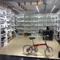 فروشنده در عینک فروشی