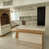 کابینت هایگلاس مدرن ترکیبی مات و طرح چوب