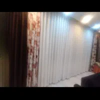 کنارپرده قهوه ای وگلدار
