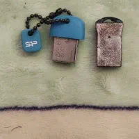 دو تا فلش ،یه ۸ گیگ و یه ۳۲گیگ