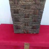 سبد رخت چرک و خرده ریز کنار دیوار