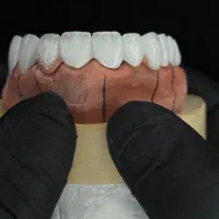 منشی و کارآموز لابراتوار دندانسازی