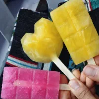 بستنی یخی توت‌فرنگی و انبه