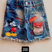 تعدادی لباس بچگانه