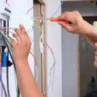 کارگر آشنا به برق کاری ساختمان