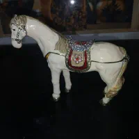 مجسمه اسب زین شده