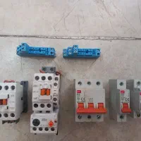 یک عدد کنداکتور وچند تا فیوز