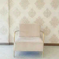 مبل تک نفره صورتی با دسته های طلایی