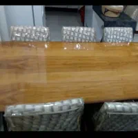 میز بدون صندلی