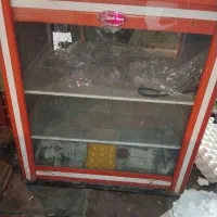 ویترین جلو ترازو اسطیل دخل مغازه  طبق عکس