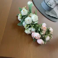 دو دسته گل مصنوعی