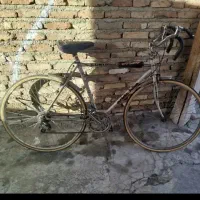 ساعت دیواری و دوچرخه