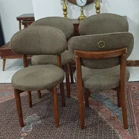 فقط ۴ عدد صندلی است میز نداره