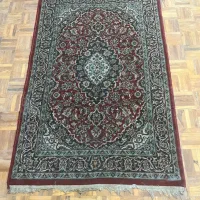 تعدادی فرش و قالیچه ب فروش می‌رسد