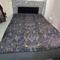 تخت دونفره بدون تشک با میز ارایش سالم وتمیز