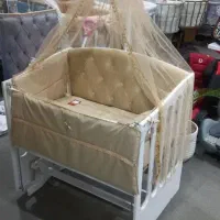 گهواره کنار مادر سیسمونی