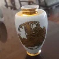 گلدان چینی سفید با طرح خاص طلایی