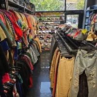 فروشنده پوشاک زنانه مردانه