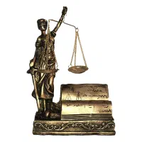 وکیل پایه‌یک دادگستری خانم بیش از ۱۰ سال سابقه کار