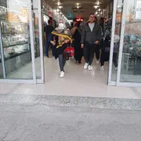 مغازه فروشی در خیابان اصلی