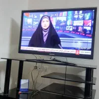 میز شیشه ای و تلویزیون ال ای دی