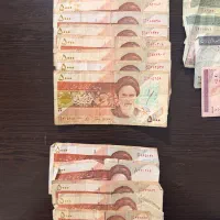 تعدادی اسکناس و سکه فروشی