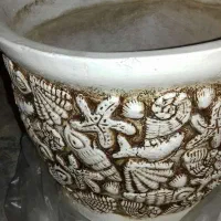 چندتا گلدان سرامیکی و پلاستیکی و سنگ تزیینی
