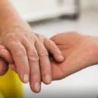 استخدام پرستار خانم برای سالمند