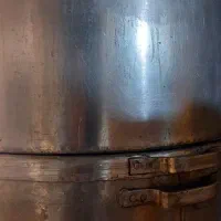 دیگ و پاتیل و اجاق اشپزخانه