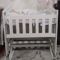 تخت کنار مادر