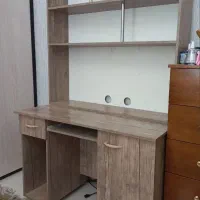میز تحریر و کامپیوتر