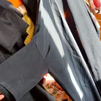 تعدادی چادر مشکی از کوچک تا بزرگ تو عکس بد افتاده