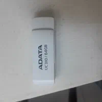 یک عدد فلش ۶۴ گیگ